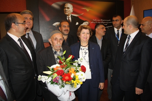 104 yaşındaki İbrahim Eren azmetti, inşaatta çalışıp SGK'dan emekli oldu
