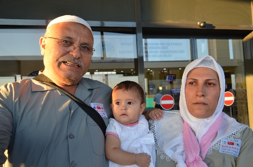 11 yıllık bebek hasretlerini sona erdiren Damla Nur'la hacca gidiyorlar