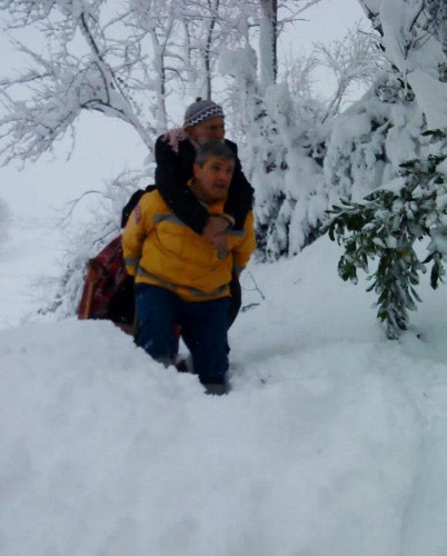 112 acil personeli 96'lık hastayı sırtında taşıdı