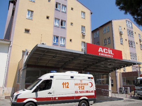 18 kız öğrenci yemekten zehirlendi