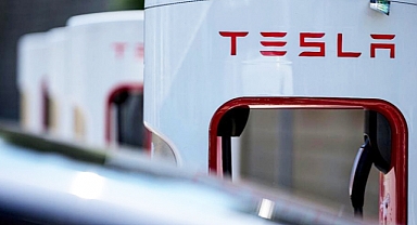 Tesla, otomatik direksiyon ve kapı mandallarındaki sorunlar nedeniyle 1,6 milyondan fazla ithal aracı geri çağırıyor