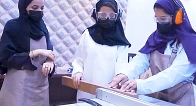 Suudi Kızlar Marangozluk Atölyesinde Kalıpları Yıkıyor: Eğitimle Zorlu Zanaatlara Adım Atıyorlar