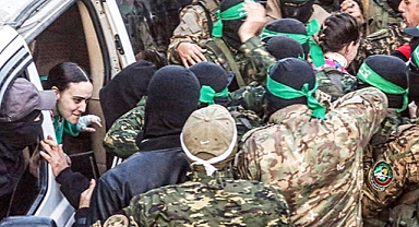 İsrail Yayın Kurumu: Hamas, Serbest Bırakılan İsrailli Kadın Mahkumlara Hatıra Hediyeleri Verdi