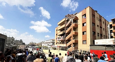 Soykırımcı İsrail, Gazze’deki Nasser Hastanesi’ni Bombaladı