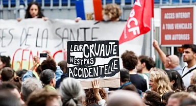  Fransa Sokakları Karıştı: Göstericiler “Her Şeyi Durdur” Eylemleriyle Macron’un İstifasını Talep Ediyor