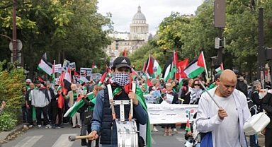 Paris’te Gazze’deki soykırıma tepki gösteren protesto