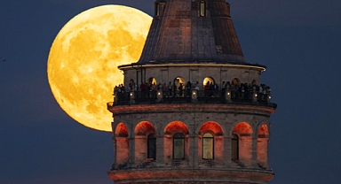 Temmuz Dolunayı İstanbul Silüeti Üzerinde: Galata Kulesi ve Çamlıca Camii’ni Aydınlattı