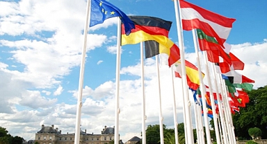 Avrupa'da Oturum Izinleri: Doğru Bilgiyle Hareket Etmek Hayati Önem Taşıyor