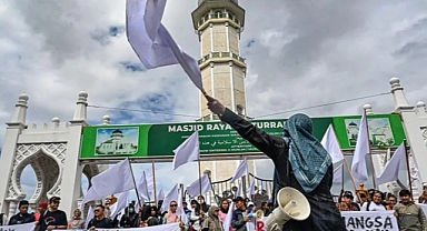 Endonezya’da sel öfkesi Beyaz bayraklarla yardım çağrısı