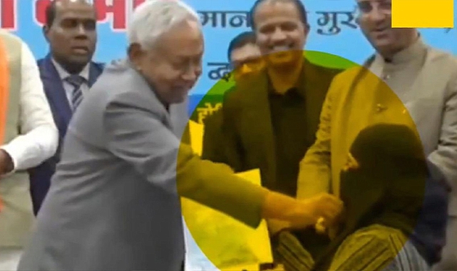 Hindistan’da İslamofobi Skandalı: Başbakan Müslüman Kadının Yüz Örtüsüne Müdahale Etti