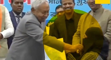 Hindistan’da İslamofobi Skandalı: Başbakan Müslüman Kadının Yüz Örtüsüne Müdahale Etti