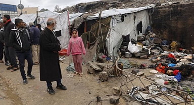 Gazze’de sert hava koşulları çadırlardaki yaşamı daha da zorlaştırdı