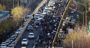 İran’da ekonomik kriz protestoları büyüyor: Çatışmalarda can kayıpları