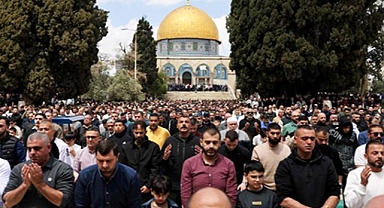 Kısıtlamaların Ardından 100 Binden Fazla Müslüman Mescid-i Aksa’ya Akın Etti