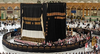 Kabe’nin Mukaddes Örtüsü Muharrem Ayının İlk Gününde Yenilendi