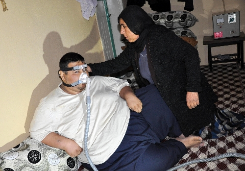 27 yaşında 183 kilo olan genç, tedavi için destek bekliyor