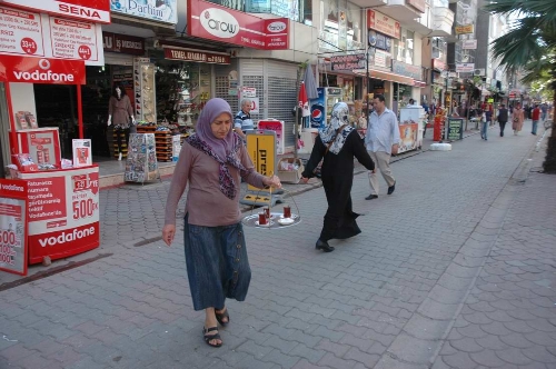 3 çocuk annesi bayan, çocuklarını okutabilmek için çaycılık yapıyor