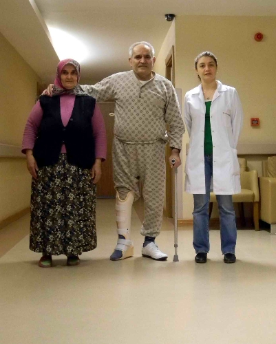 3 yıl önce yüksekten düşen hasta fizik tedavi ile yürümeye başladı