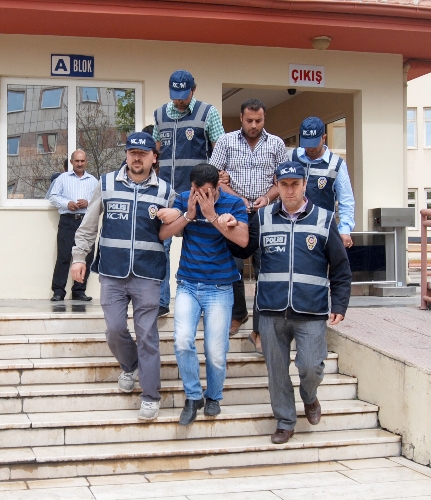 35 kilo esrarla yakalanınca 'Suriyeli sığınmacının eşyasını taşıyorduk' dediler