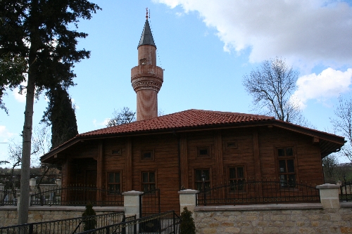 527 yıllık tarihi ahşap cami bayramda ilgi odağı oldu