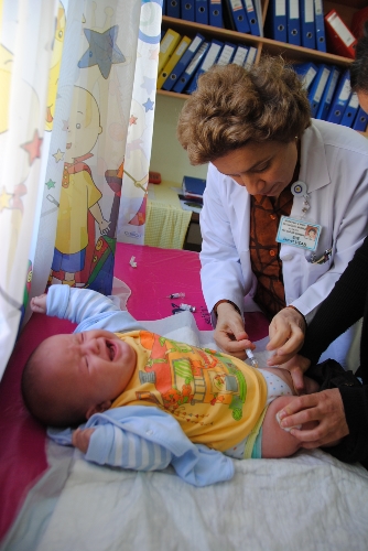 6 aydan küçük çocukların yanağından öpülmesi boğmacaya davetiye çıkarıyor