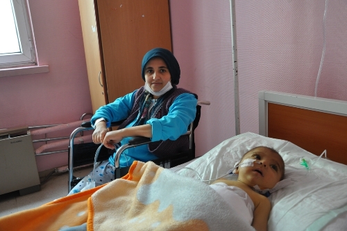 8 aylık bebeğine karaciğerinden parça verdi