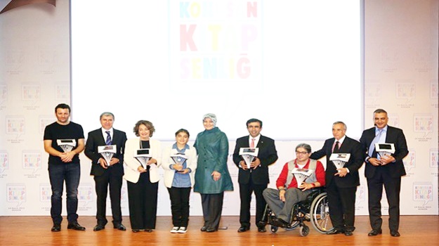 Sosyal projelerle öğrencilere ve engellilere ulaştı