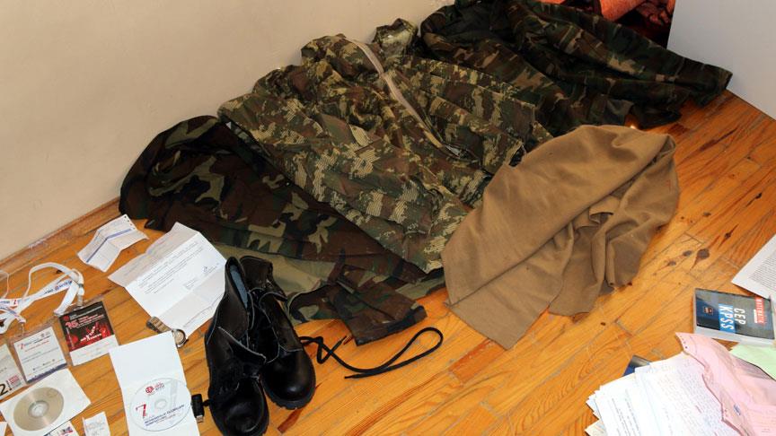 Öğrenci evinden asker kıyafeti ve bot çıktı