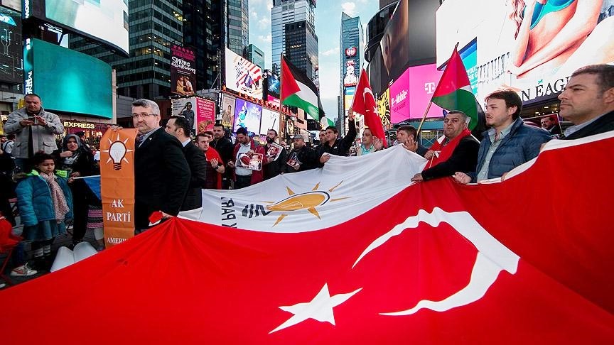 AK Parti'nin seçim başarısı Times Meydanı'nda kutlandı