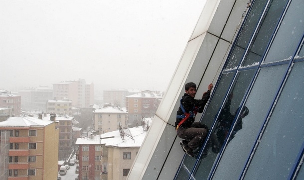 Kar altında 58 metre yükseklikte elektrik tesisatı döşüyorlar
