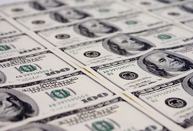 Petroldeki düşüş ABD'de "değerli doları" dengeliyor