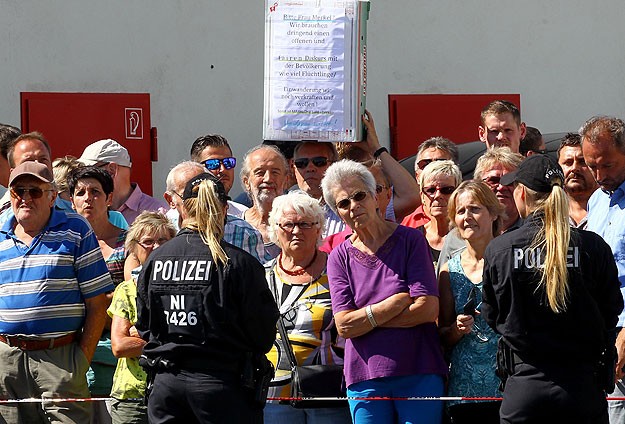 Merkel'e göçmen karşıtlarından protesto