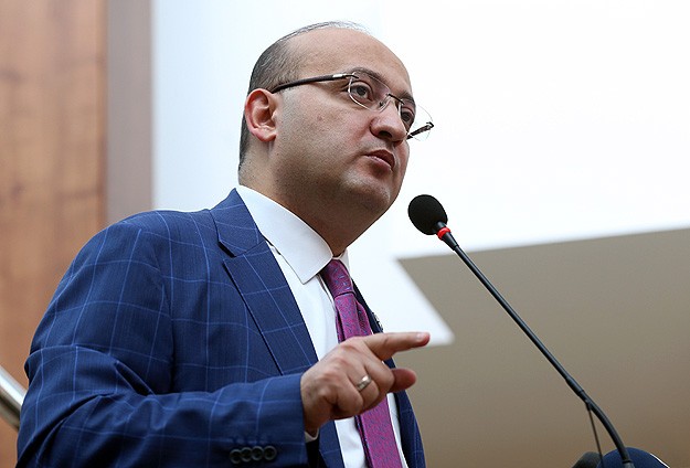 Kandil de topu patlatmaya çalışıyor