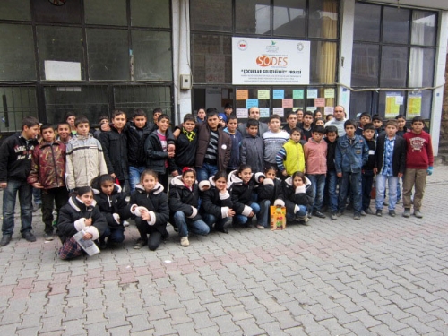 Okuma salonu, Savur'daki öğrencilere kaban dağıttı