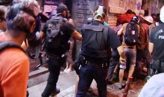 Taksim'de dağılmayan göstericilere polis müdahale etti