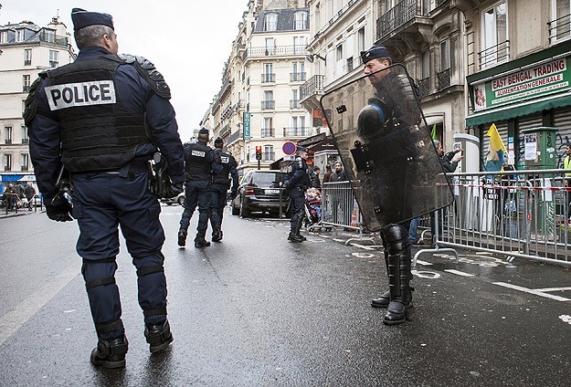 Paris'te Sürek Avı, 12 kişiye terör gözaltısı