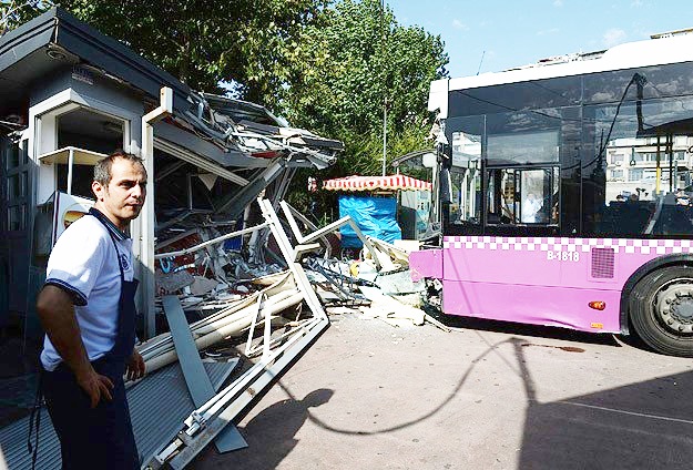 Beşiktaş'ta İETT otobüsü kaza yaptı