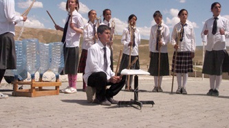 Çöpe atılan malzemeden müzik yapıyorlar