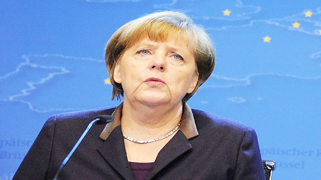 Merkel düştü