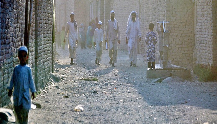 Taliban silah bırakıp siyasete katılsın