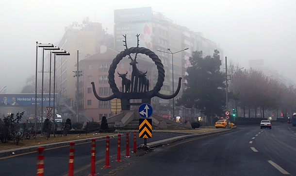 Başkent yeni yılda sislendi