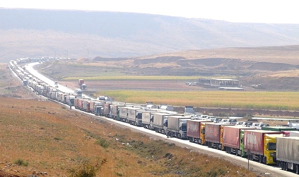 Habur'daki araç kuyruğu azalmıyor
