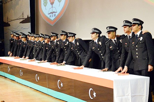 Libyalı polisler diplomalarını aldı