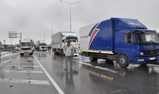 İstanbul-İzmir karayolu 47 saat sonra kısmen ulaşıma açıldı