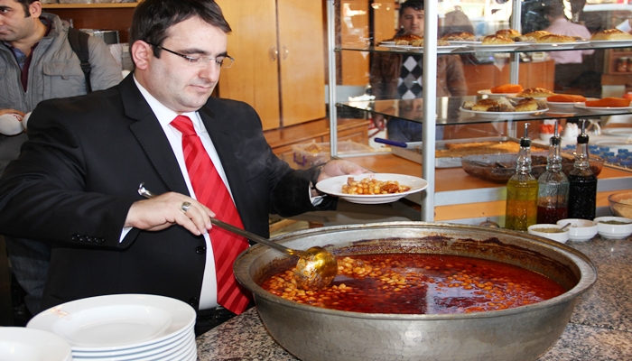 Kuru Fasulye, Zamma rağmen "Fasuli" ile Direniyor