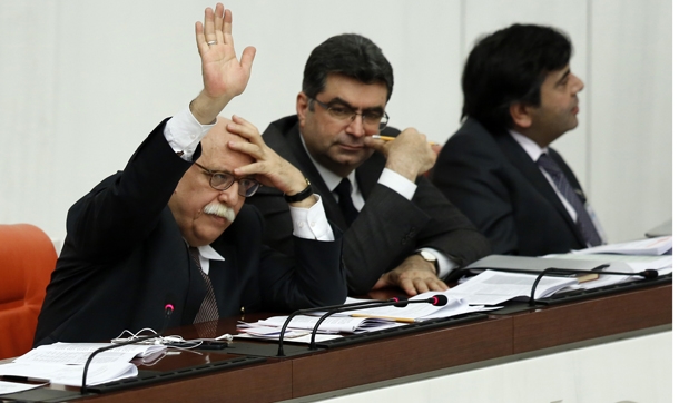Dershaneleri kapatan tasarı AK Parti'nin oyları ile Meclis'ten geçti