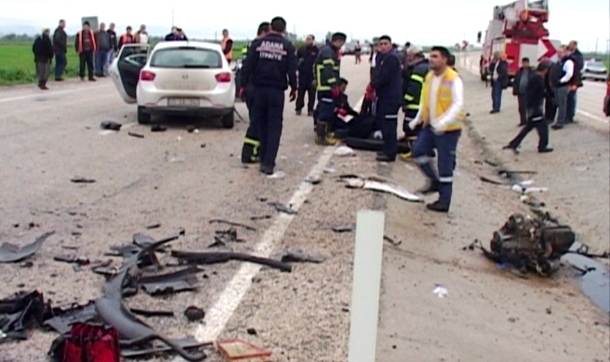Adana'da iki otomobil çarpıştı: 5 ölü, 4 yaralı