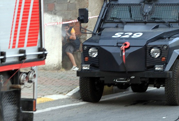 Polise ateş açan 2 terörist öldürüldü