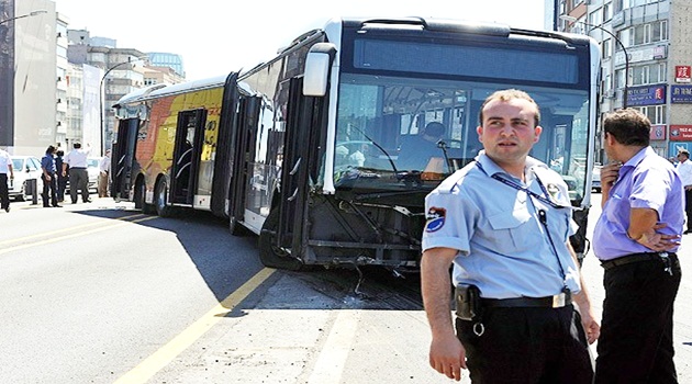 İki metrobüs çarpıştı: 5 yaralı