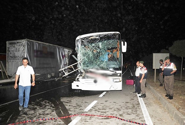 Yolcu otobüsü tıra çarptı 33 kişi yaralandı